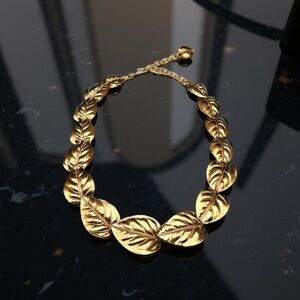 Vintage Circa 1955-1970 TRIFARI TM Gold Tone Large Leaf Choker Necklace 16-18”